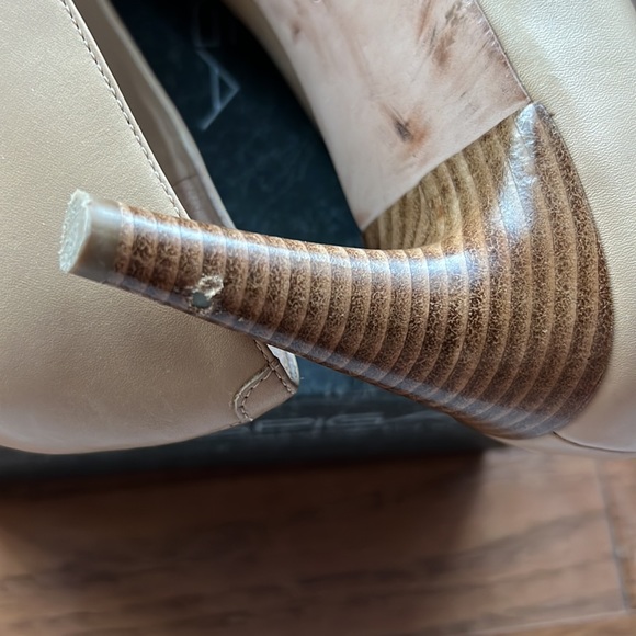 Via Spiga peep toe heel in beige. Classic look with brown heel details. - Picture 5 of 5